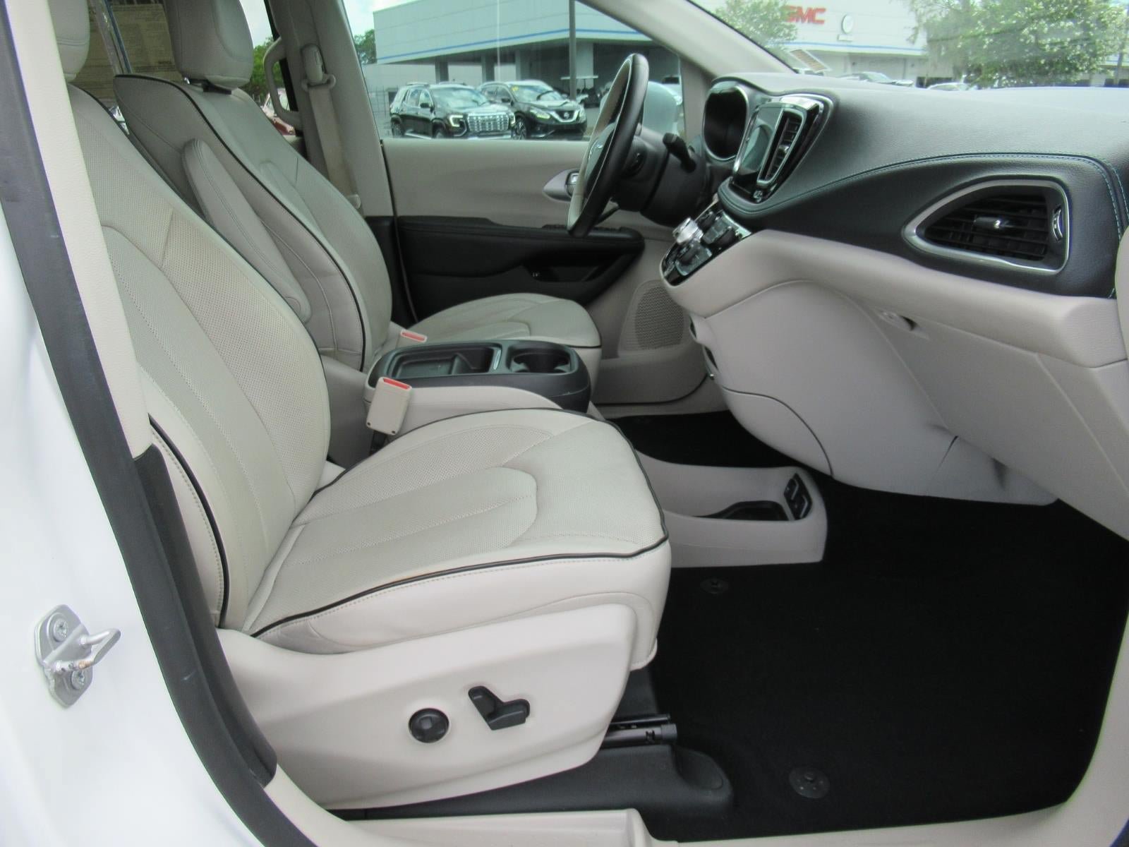 Used 2017 Chrysler Pacifica Platinum FWD image 10