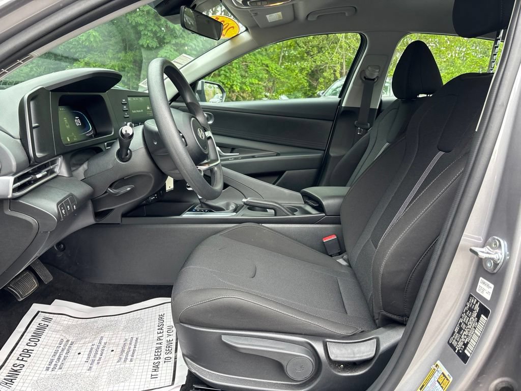 Used 2025 Hyundai Elantra SE FWD image 13