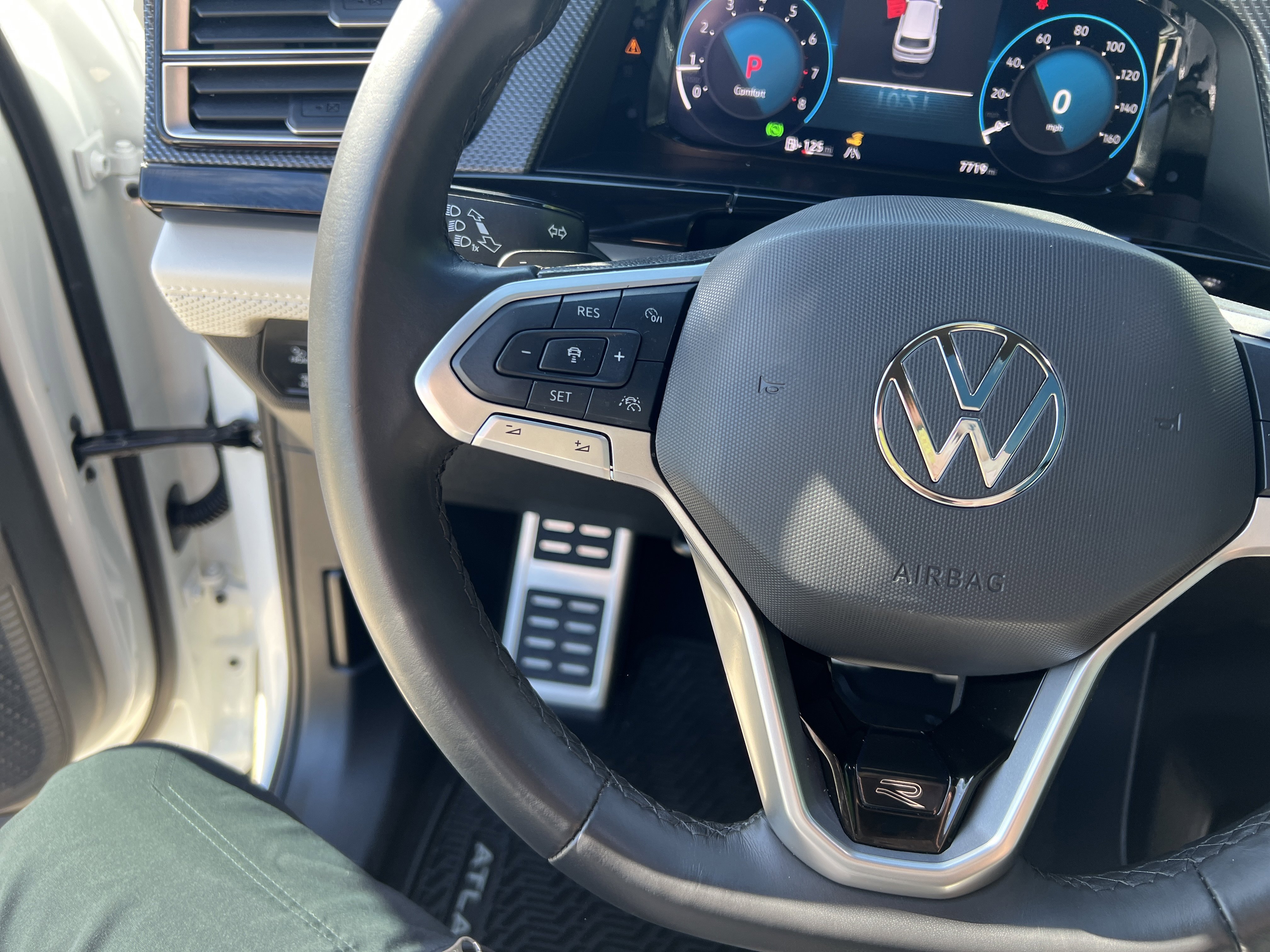 Used 2025 Volkswagen Atlas Cross Sport SEL Premium R-Line image 18