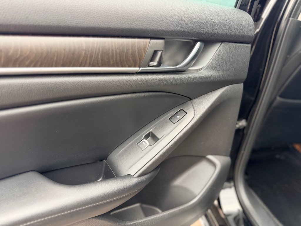 Used 2018 Honda Accord Touring image 19
