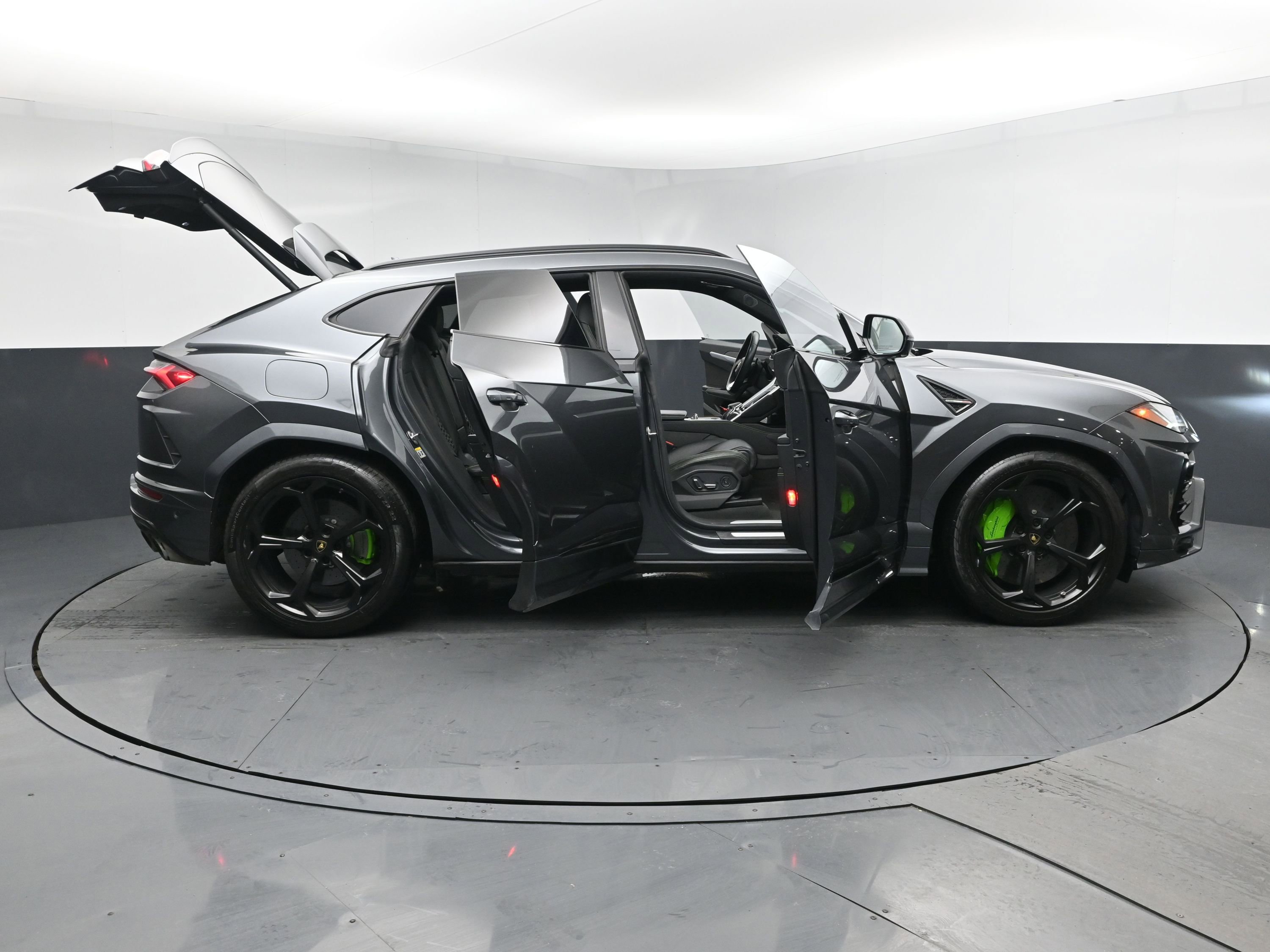 Used 2020 Lamborghini Urus image 32