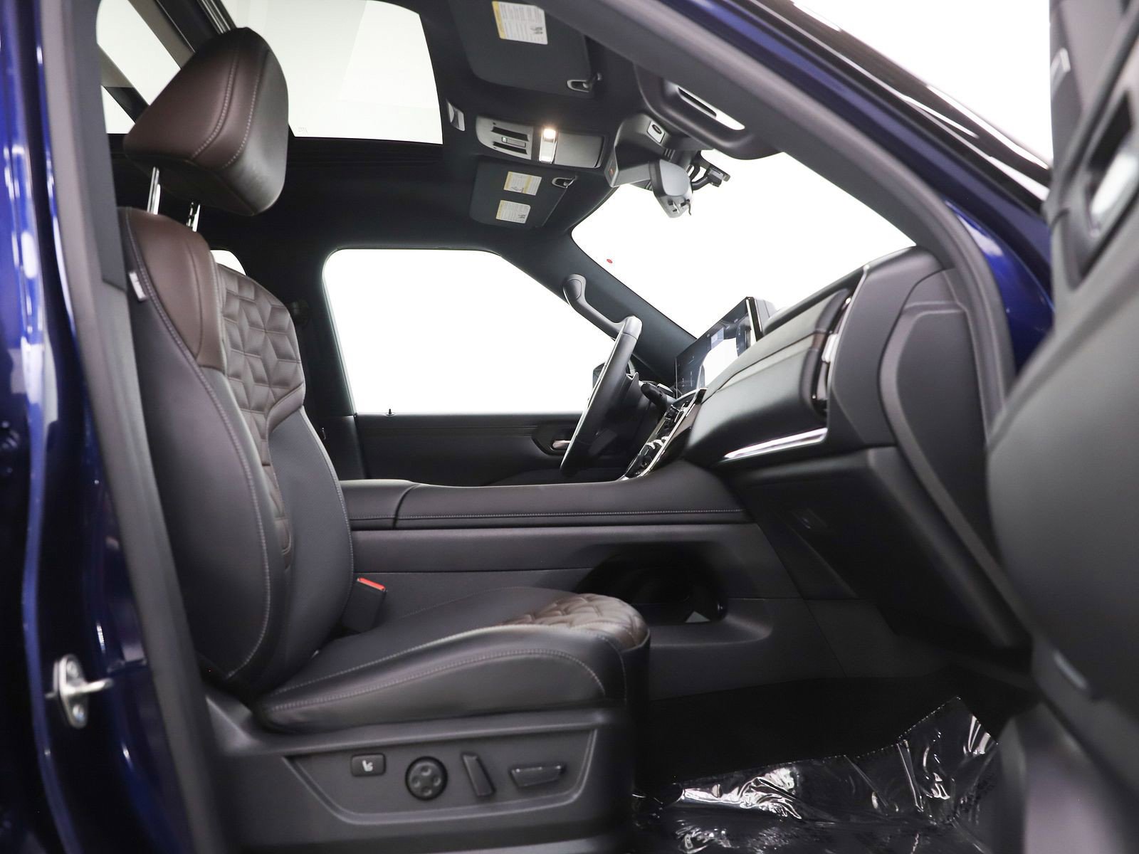 Used 2025 Nissan Armada Platinum Reserve image 12