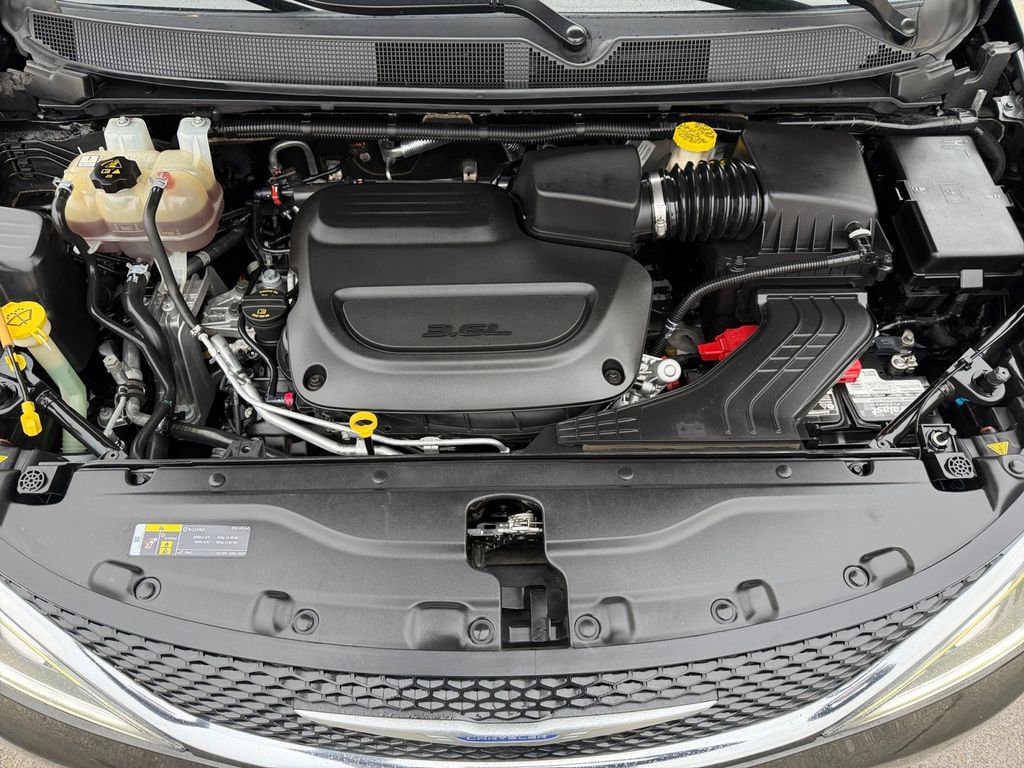 Used 2020 Chrysler Pacifica Limited image 9