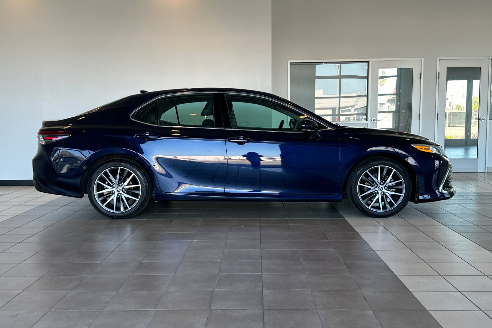Used 2021 Toyota Camry XLE FWD image 3