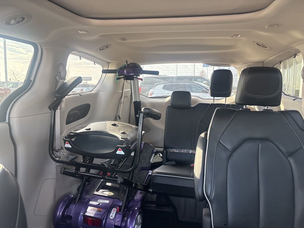 Used 2024 Chrysler Pacifica Limited image 17