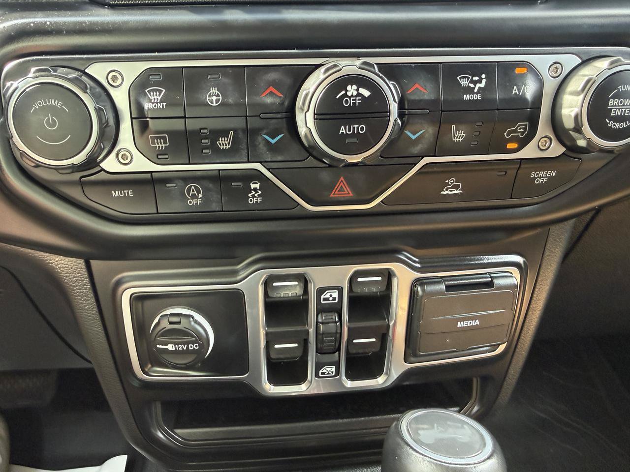 Used 2022 Jeep Wrangler Unlimited Sahara w/ Cold Weather Group AWD/4WD image 10