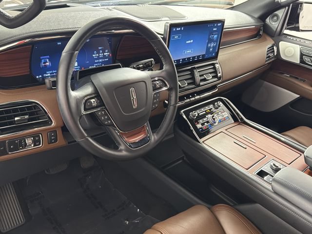 Used 2024 Lincoln Navigator Reserve AWD/4WD image 2