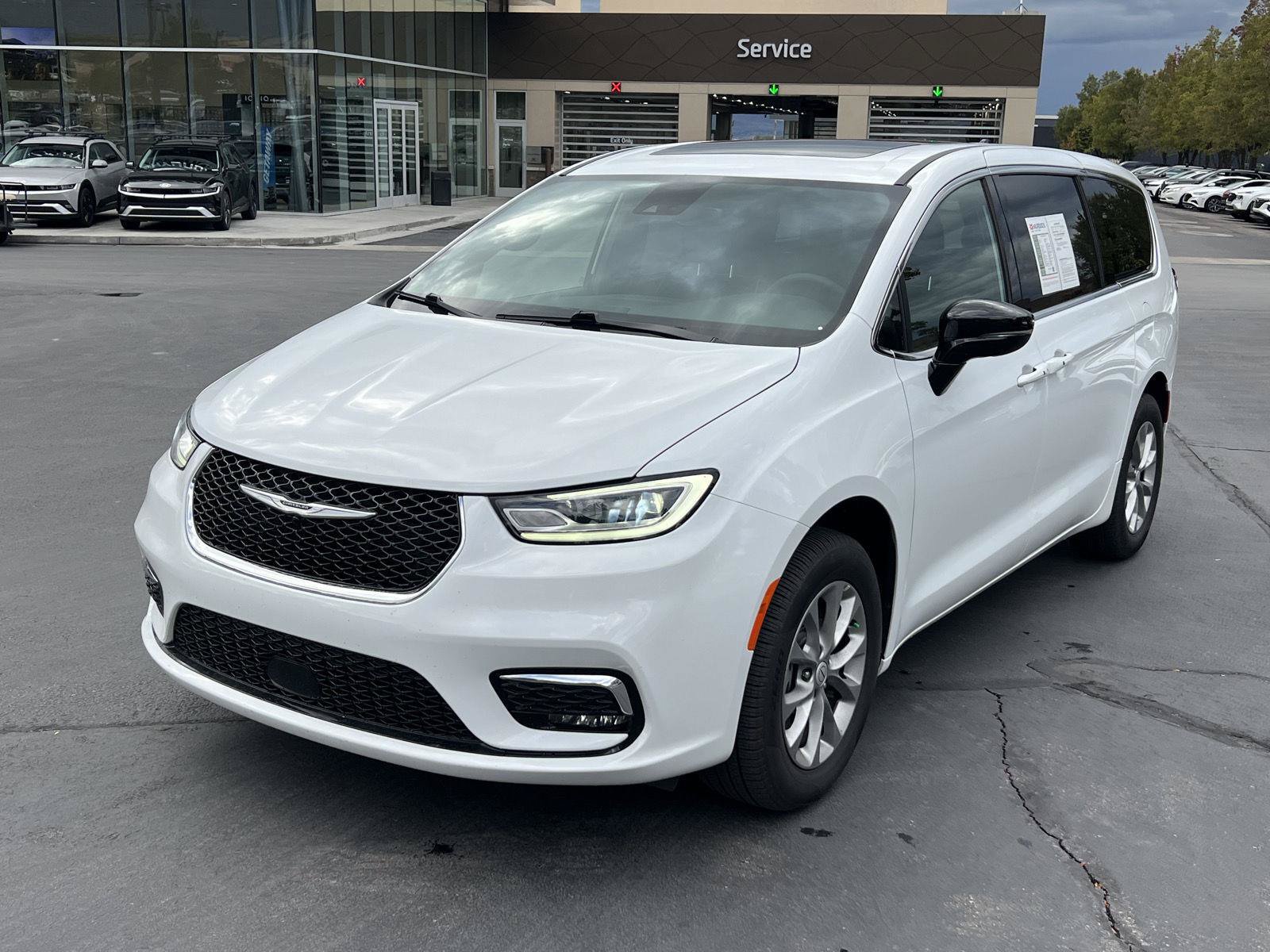 Used 2026 Chrysler Pacifica Limited AWD/4WD image 11