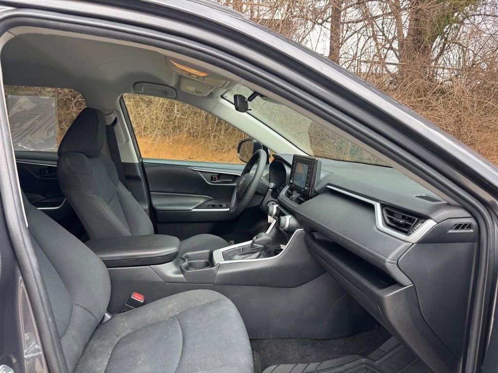 Used 2021 Toyota RAV4 LE image 9
