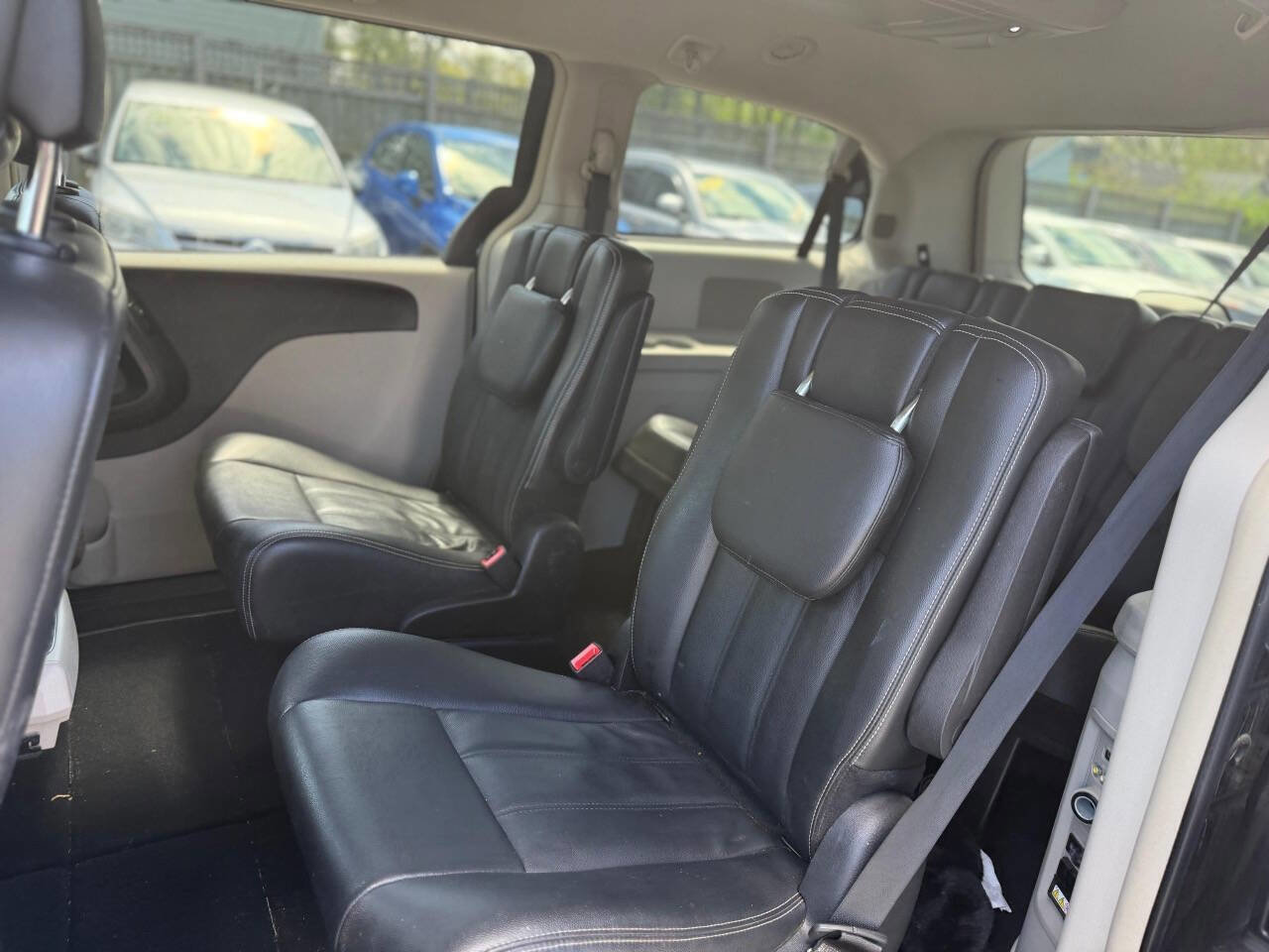 Used 2014 Chrysler Town & Country Touring FWD image 6