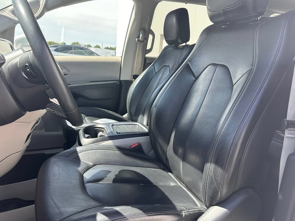 Used 2022 Chrysler Pacifica Touring-L FWD image 13