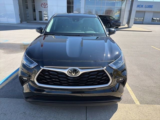 Used 2023 Toyota Highlander LE FWD video 2