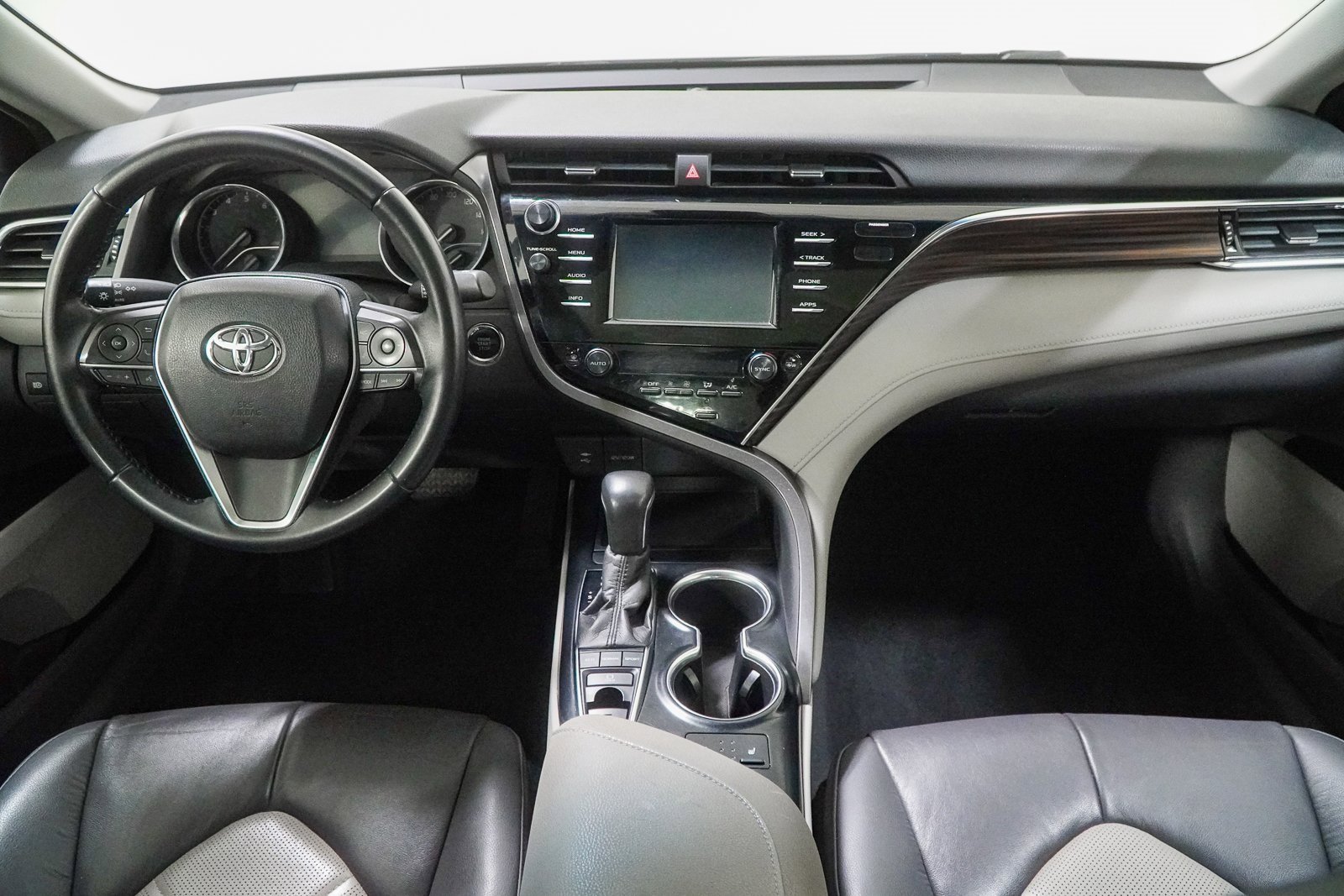 Used 2018 Toyota Camry XLE image 24