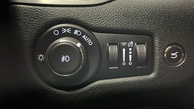 Used 2020 Jeep Cherokee Limited AWD/4WD image 32