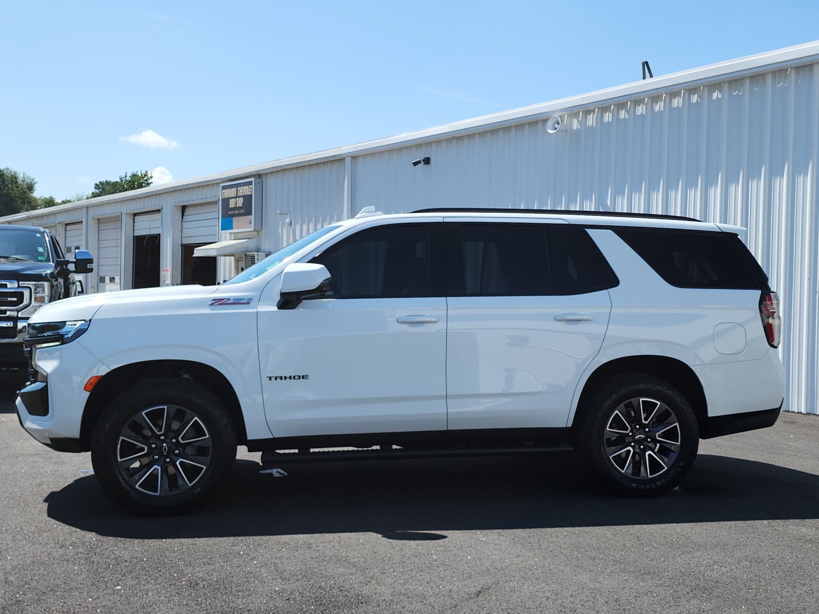 Used 2024 Chevrolet Tahoe Z71 w/ Luxury Package AWD/4WD image 2