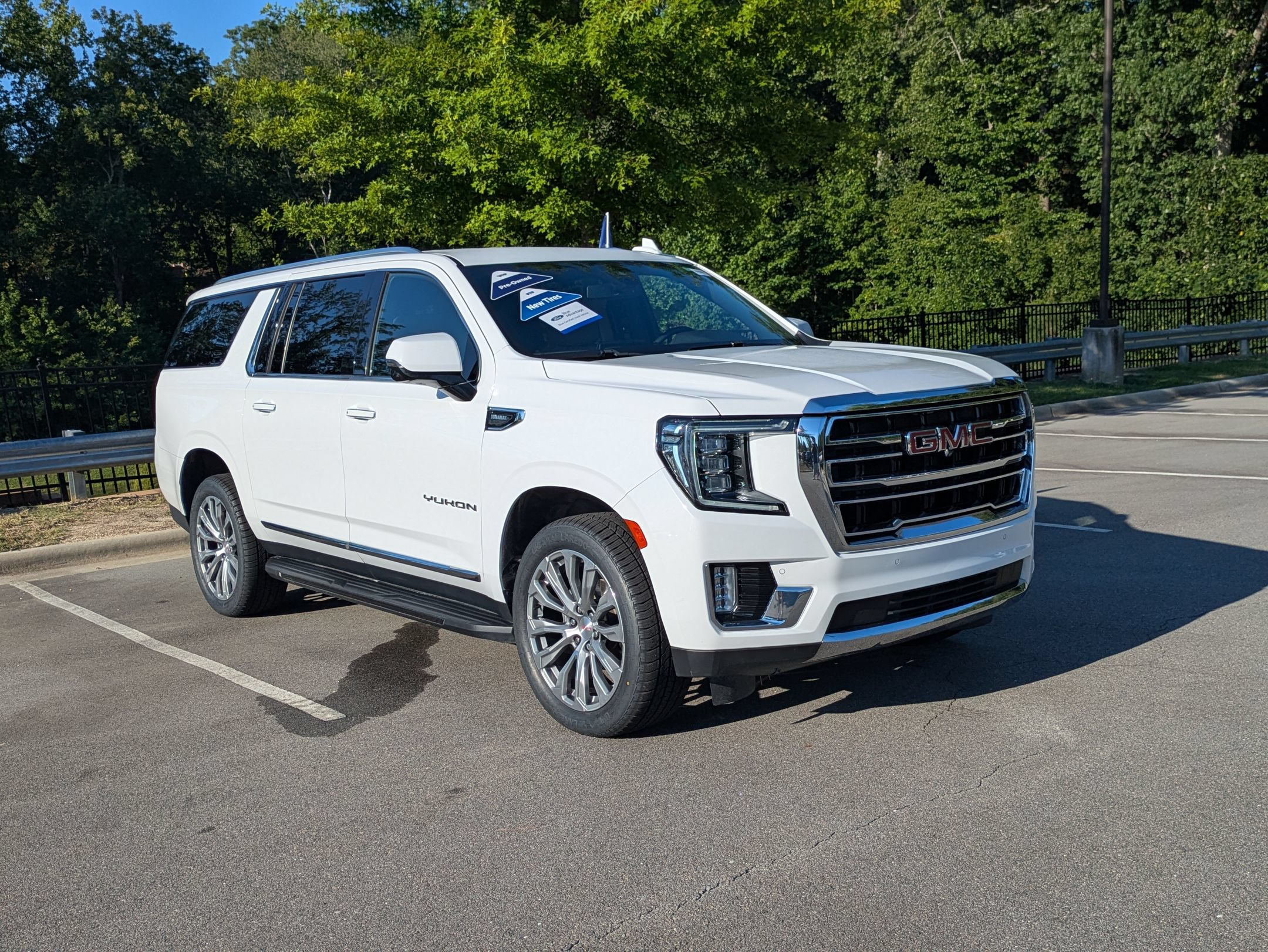 Used 2022 GMC Yukon XL SLT w/ SLT Luxury Package AWD/4WD image 2