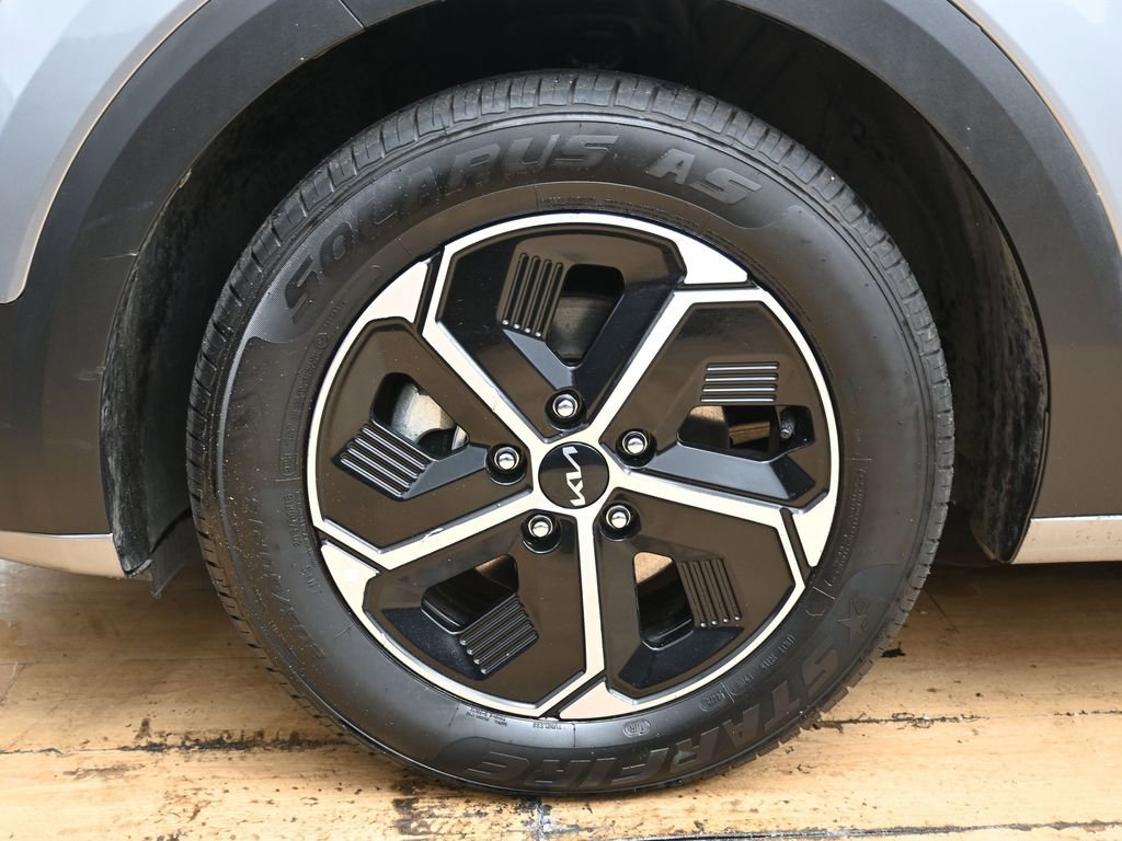 Used 2023 Kia Niro LX image 11