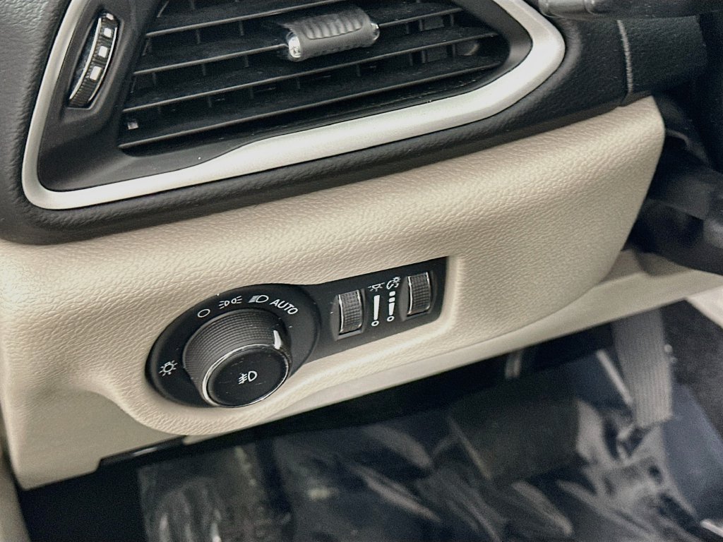 Certified 2024 Chrysler Pacifica Touring-L FWD image 17
