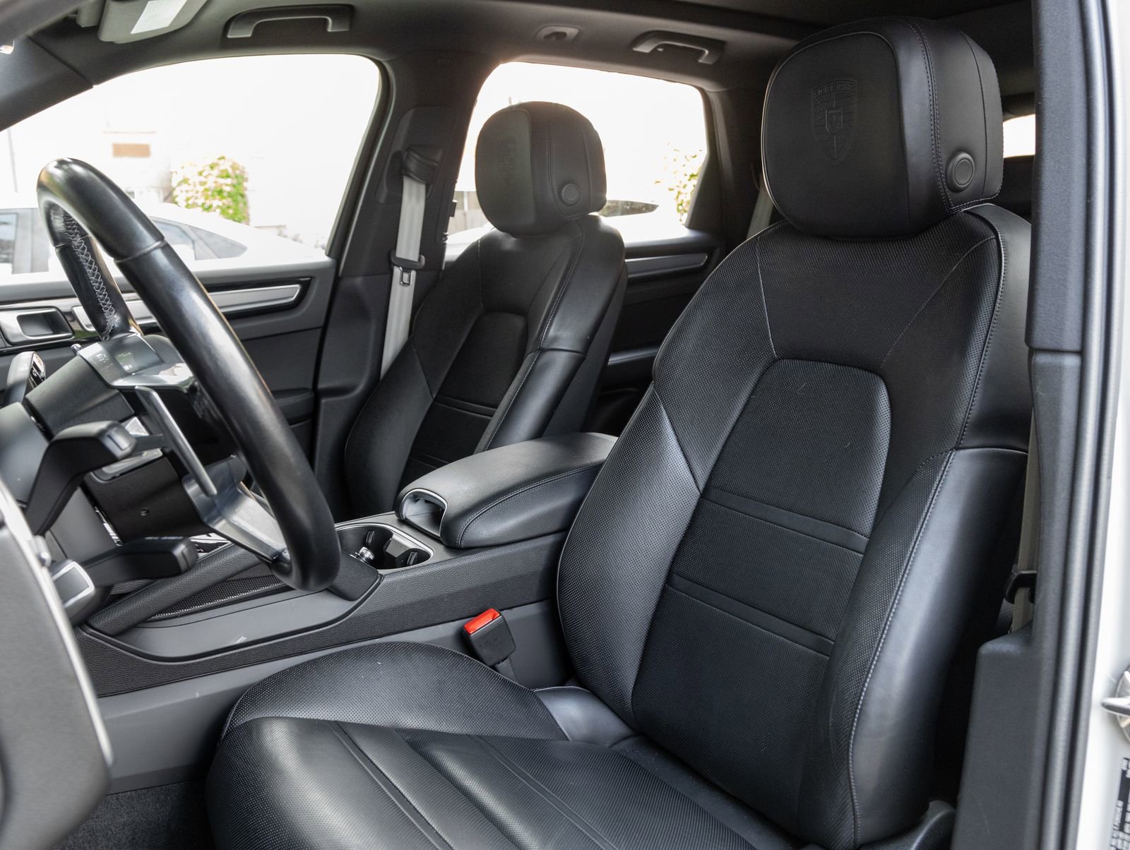 Certified 2023 Porsche Cayenne Platinum Edition image 5