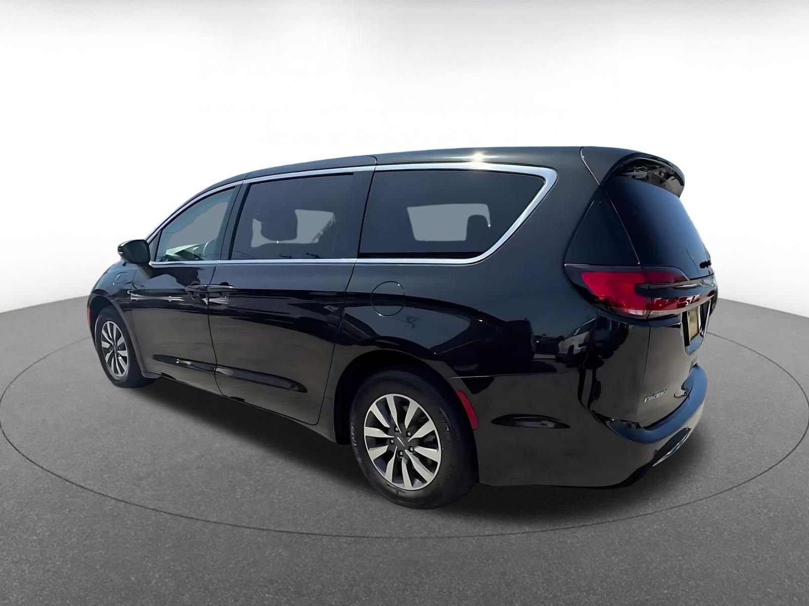 Used 2023 Chrysler Pacifica Touring-L FWD image 9