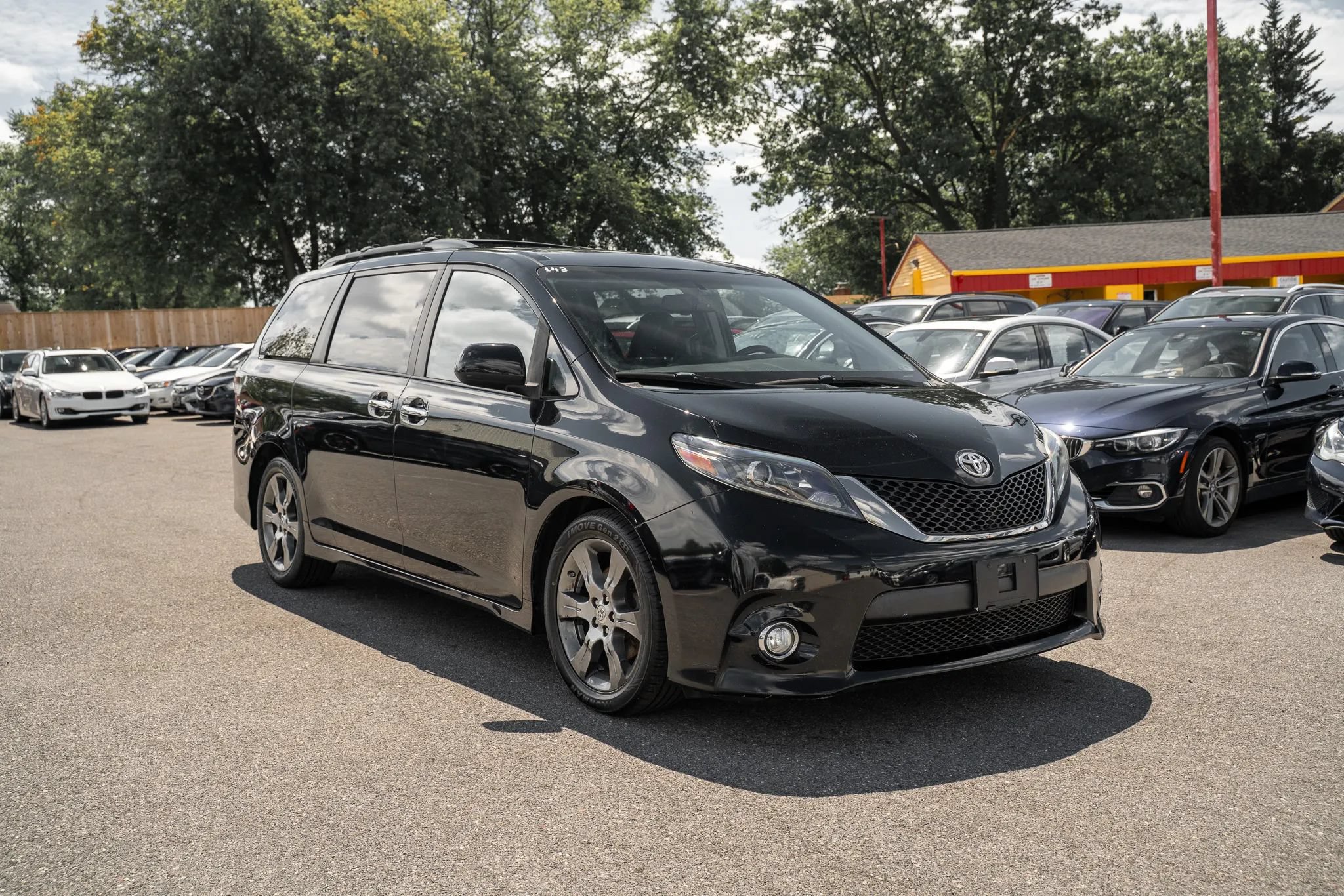 Used 2015 Toyota Sienna SE FWD image 4