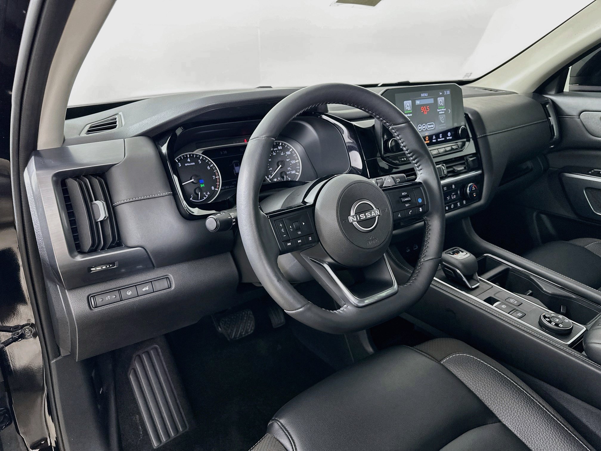 Used 2023 Nissan Pathfinder SL AWD/4WD image 10