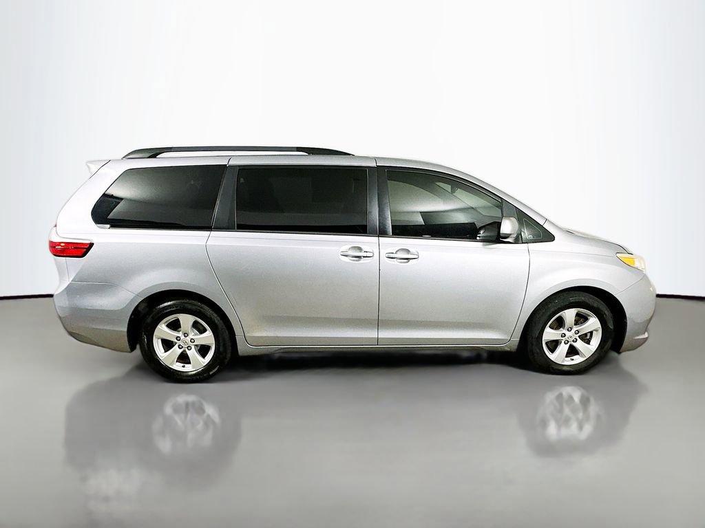 Used 2017 Toyota Sienna LE image 7