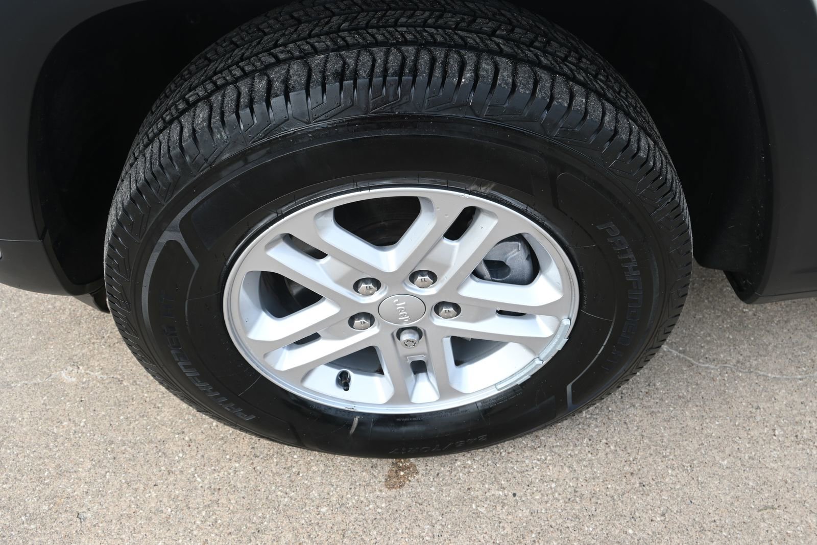 Used 2023 Jeep Grand Cherokee Laredo w/ Luxury Tech Group I image 7