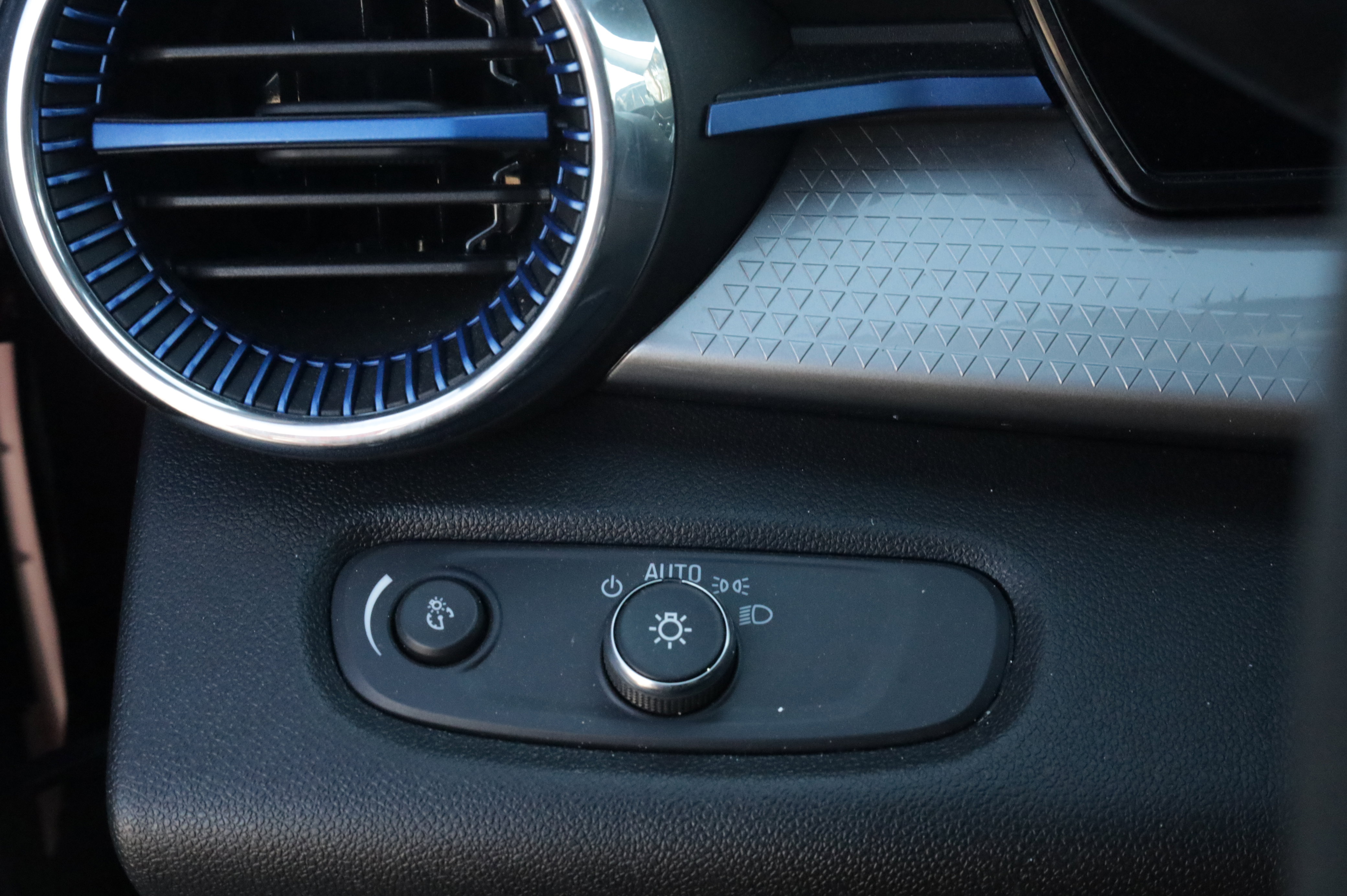 Used 2025 Chevrolet Trax LT FWD image 17