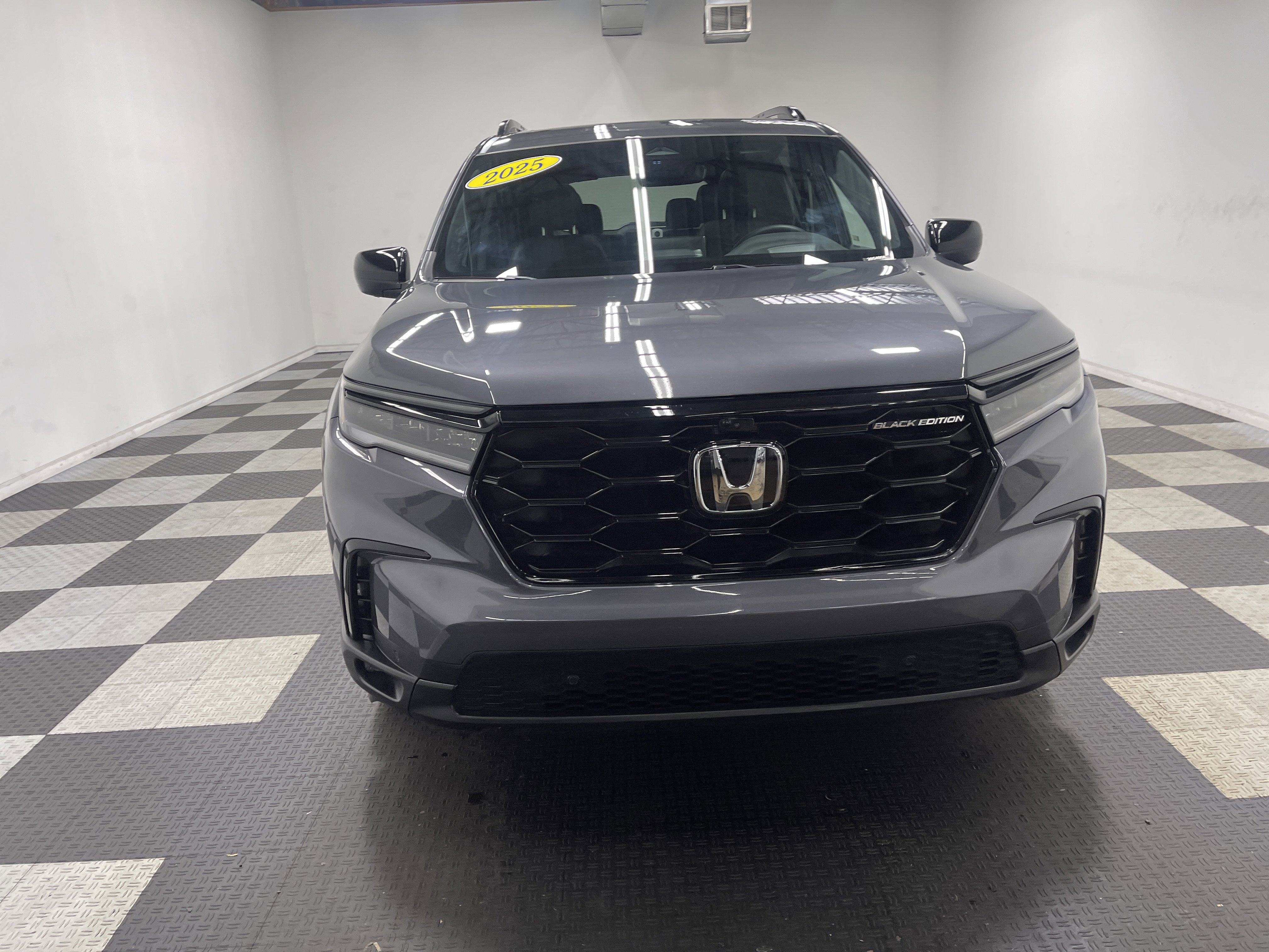 Used 2025 Honda Pilot Black Edition image 7