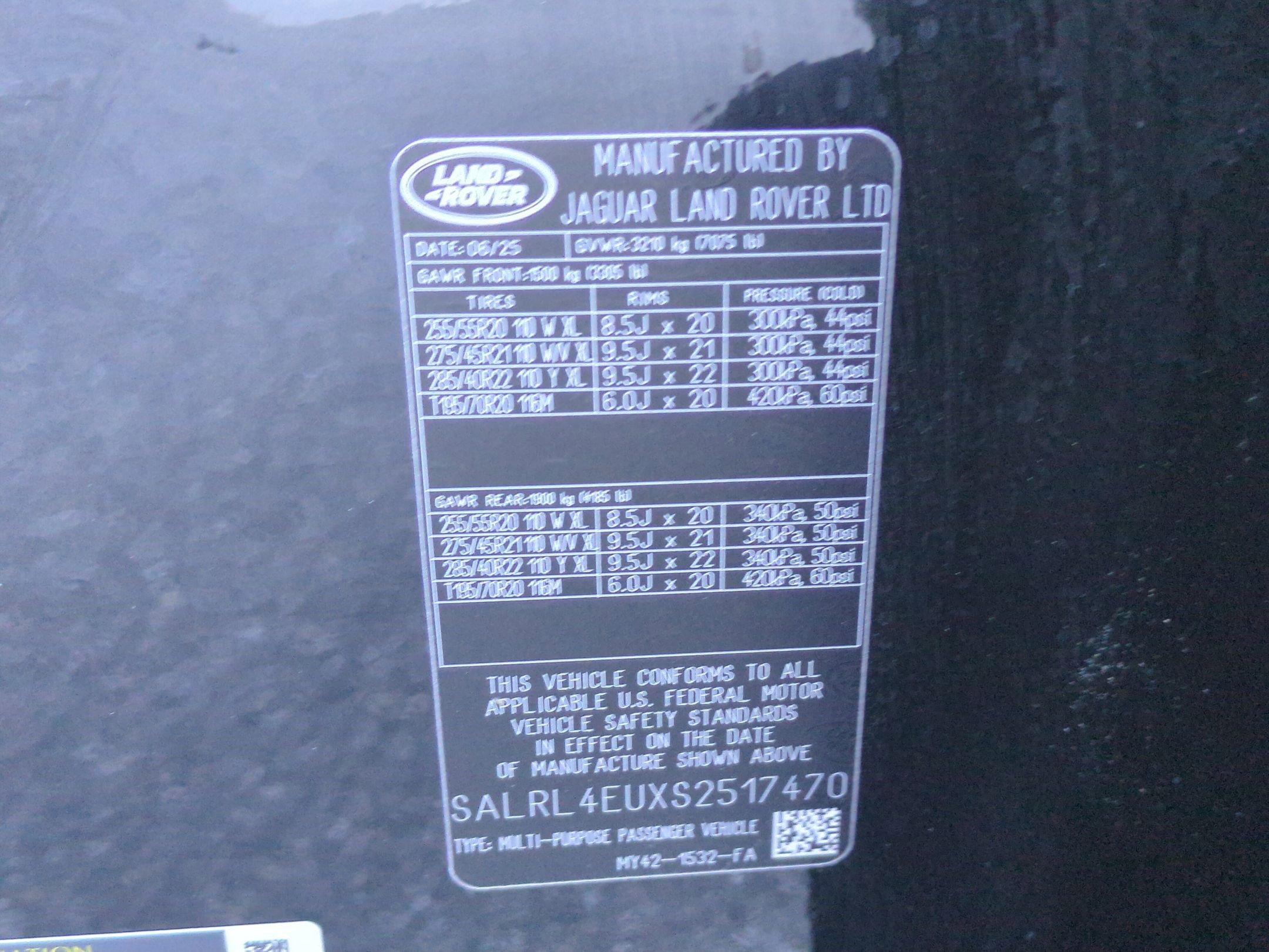 Used 2025 Land Rover Discovery Dynamic SE image 33