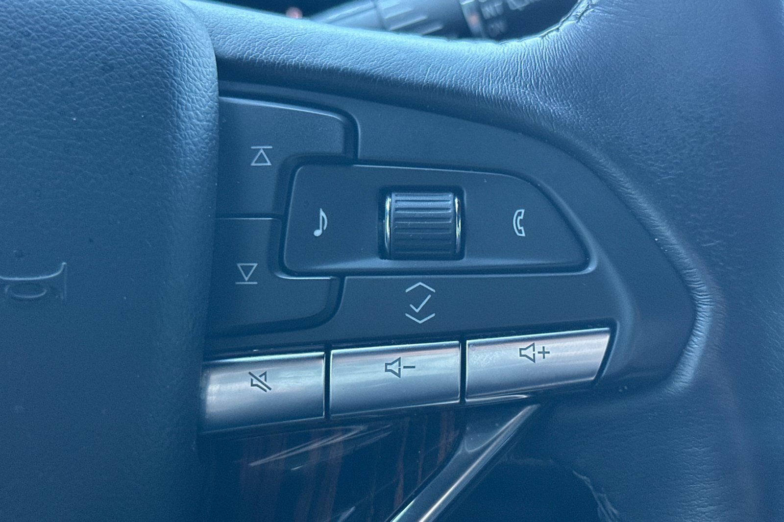 Used 2022 Cadillac Escalade Luxury AWD/4WD image 35