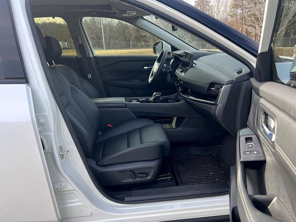 Certified 2025 Nissan Rogue SL w/ Tech Package image 8