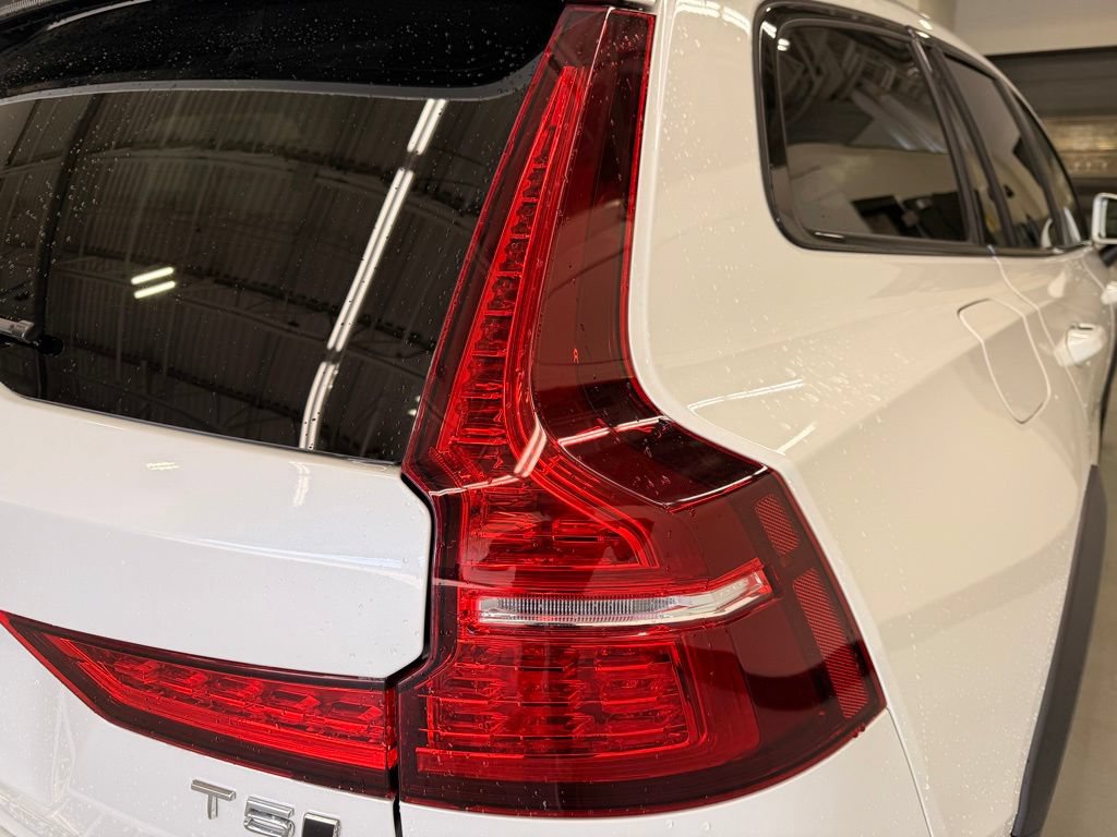Used 2022 Volvo V60 T5 Cross Country AWD/4WD image 5