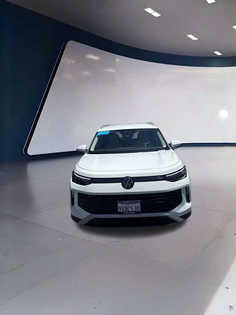 Certified 2025 Volkswagen Tiguan SE FWD image 7
