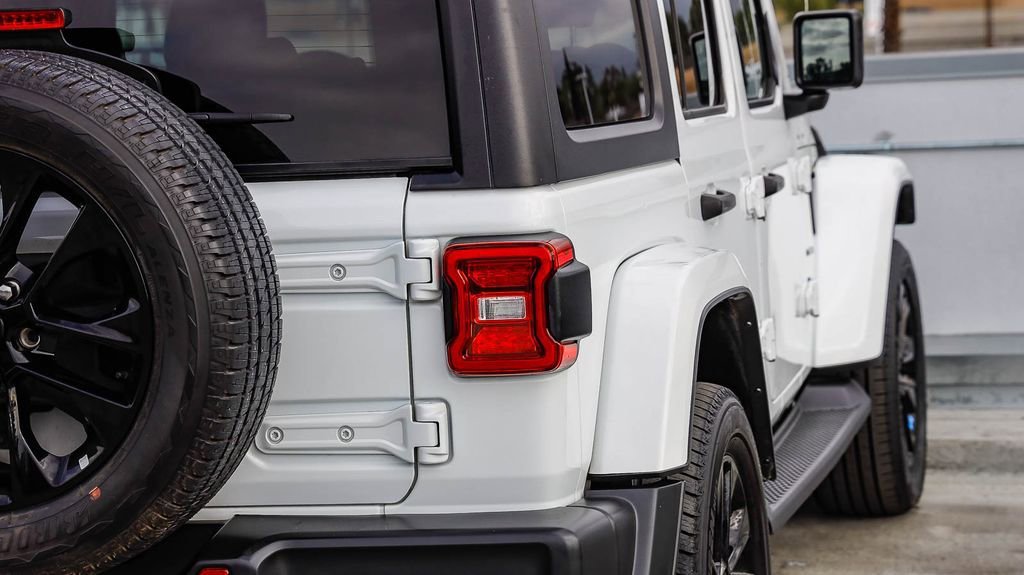 Used 2023 Jeep Wrangler Unlimited Sahara AWD/4WD image 10
