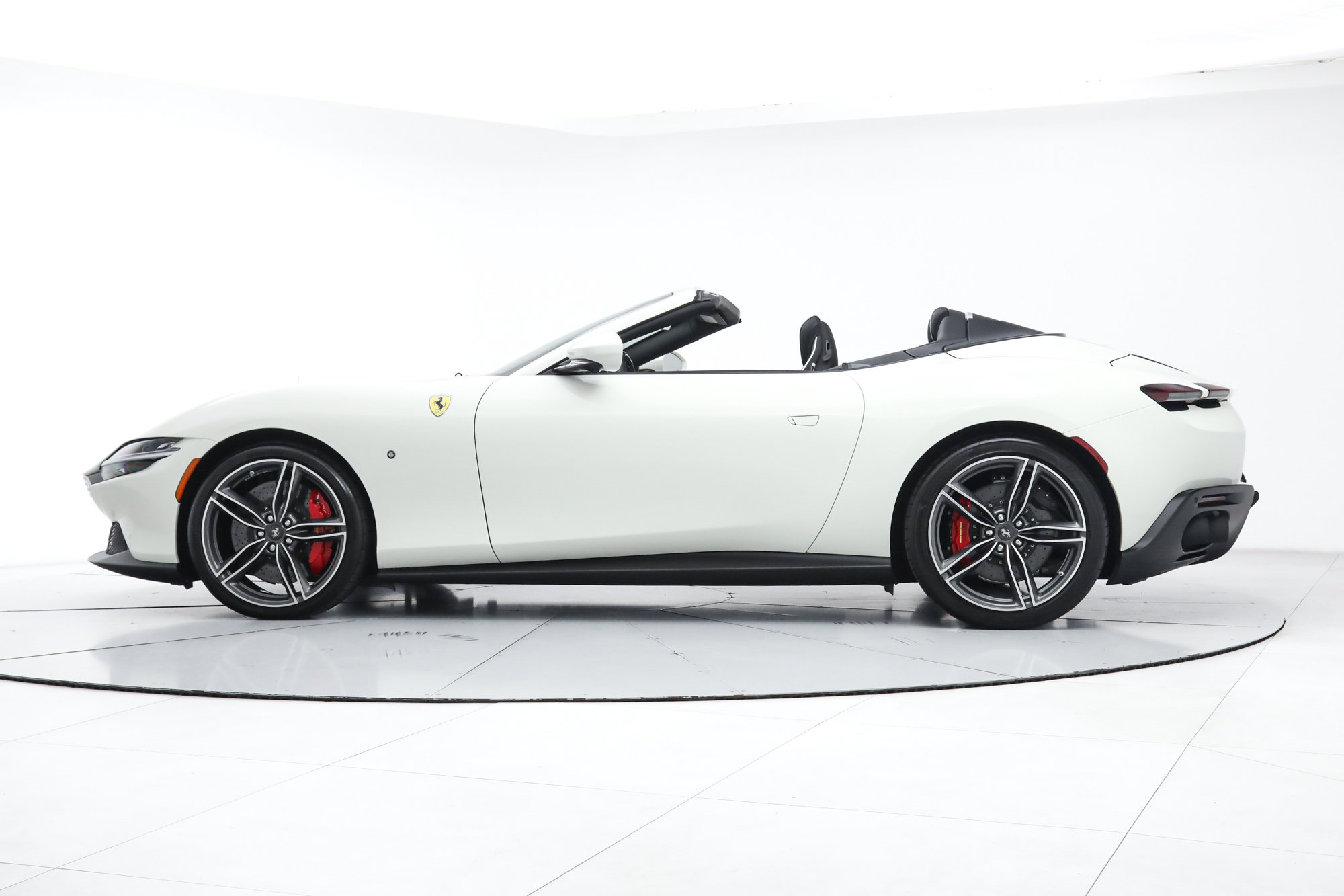 Certified 2025 Ferrari Roma Spider RWD image 4