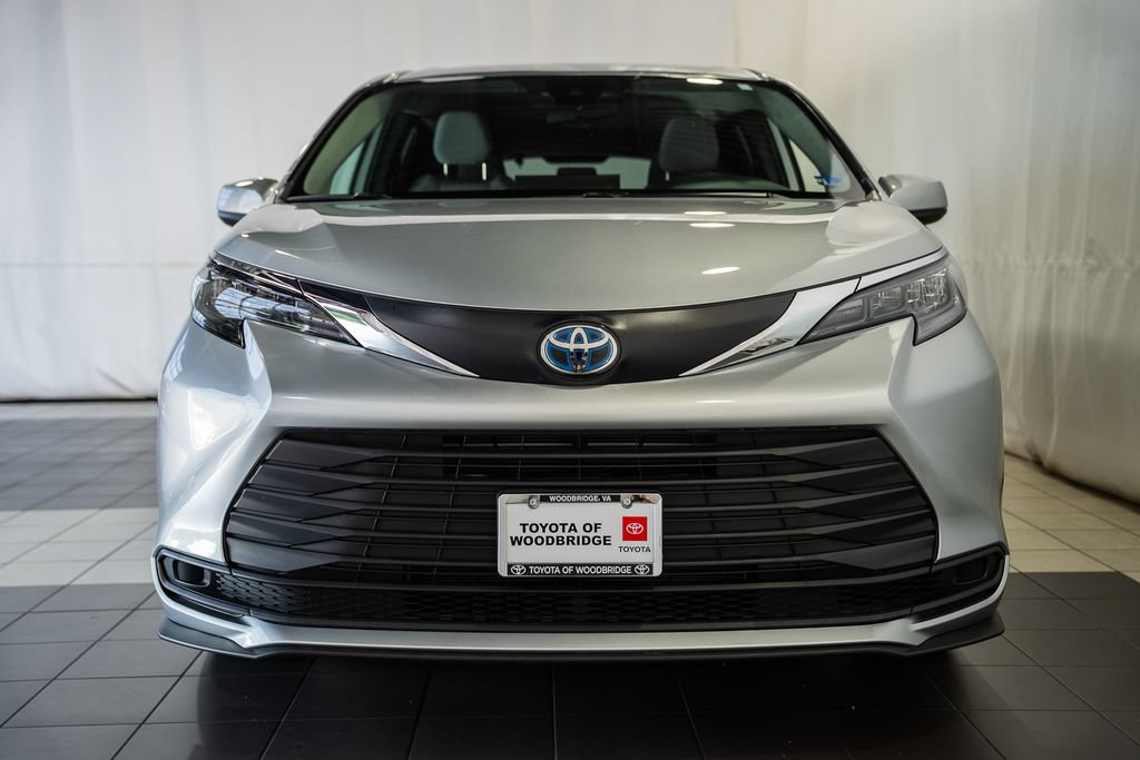 Used 2025 Toyota Sienna LE FWD image 2
