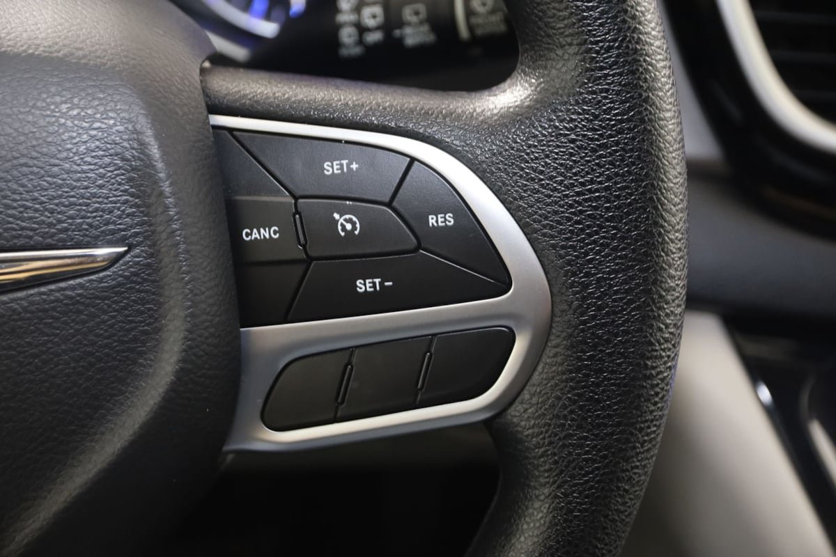 Used 2020 Chrysler Pacifica Touring FWD image 35