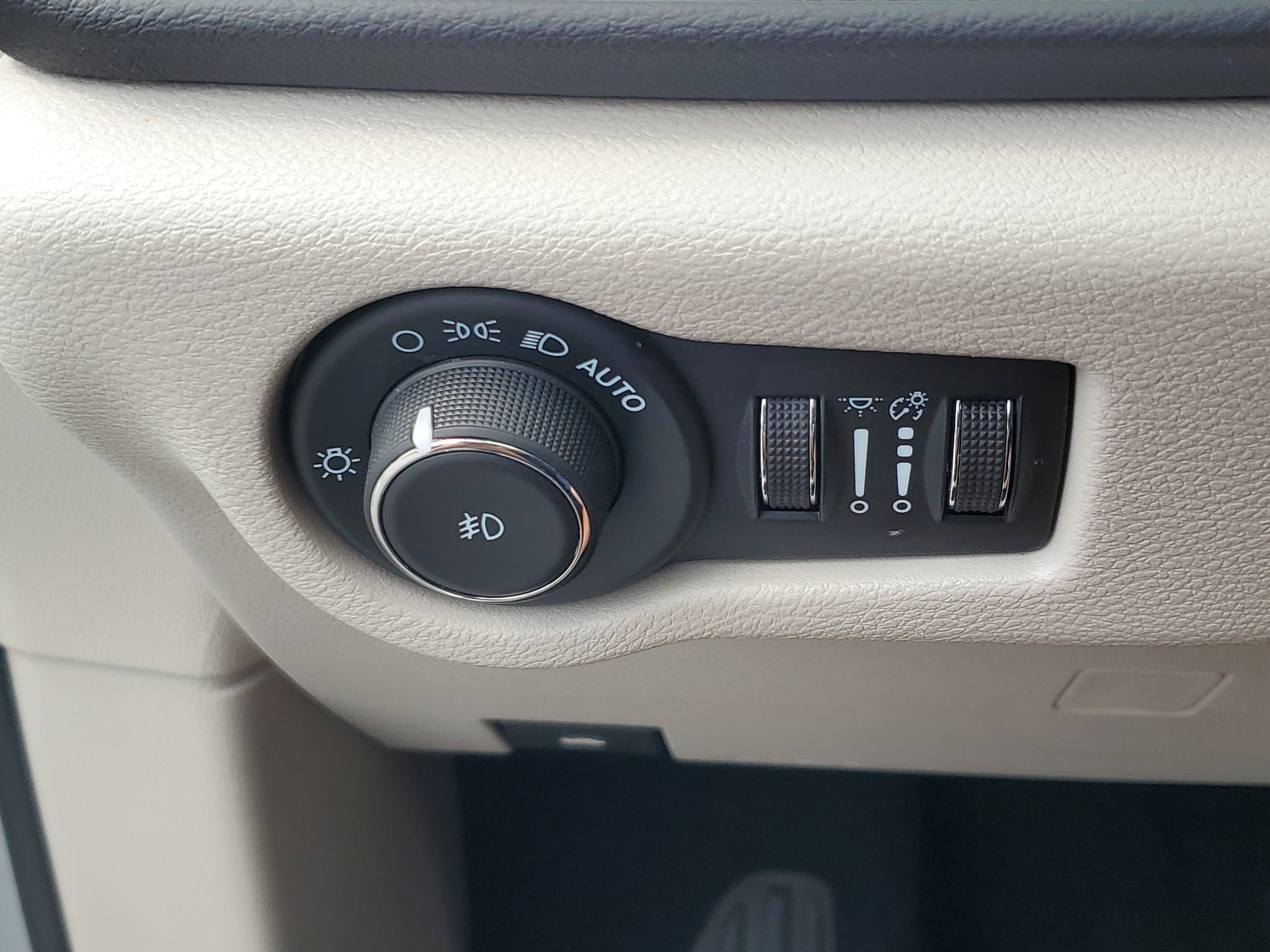 Used 2024 Chrysler Pacifica Touring-L FWD image 23
