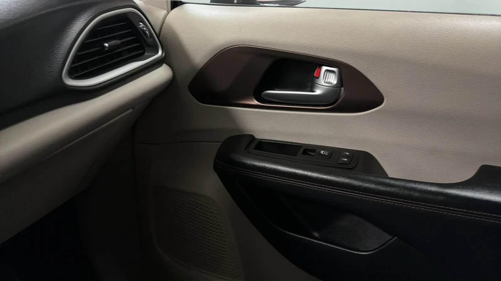 Used 2017 Chrysler Pacifica Touring-L FWD image 16