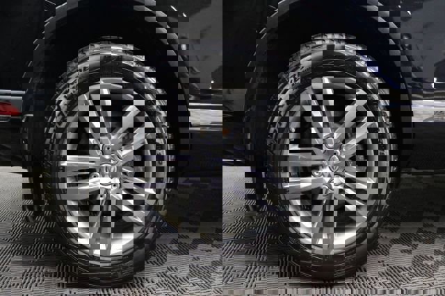 Used 2016 Volkswagen Touareg VR6 image 5