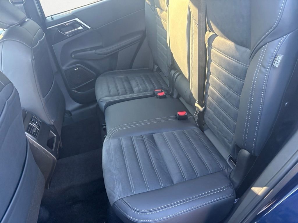 New 2026 Mitsubishi Outlander SE image 13