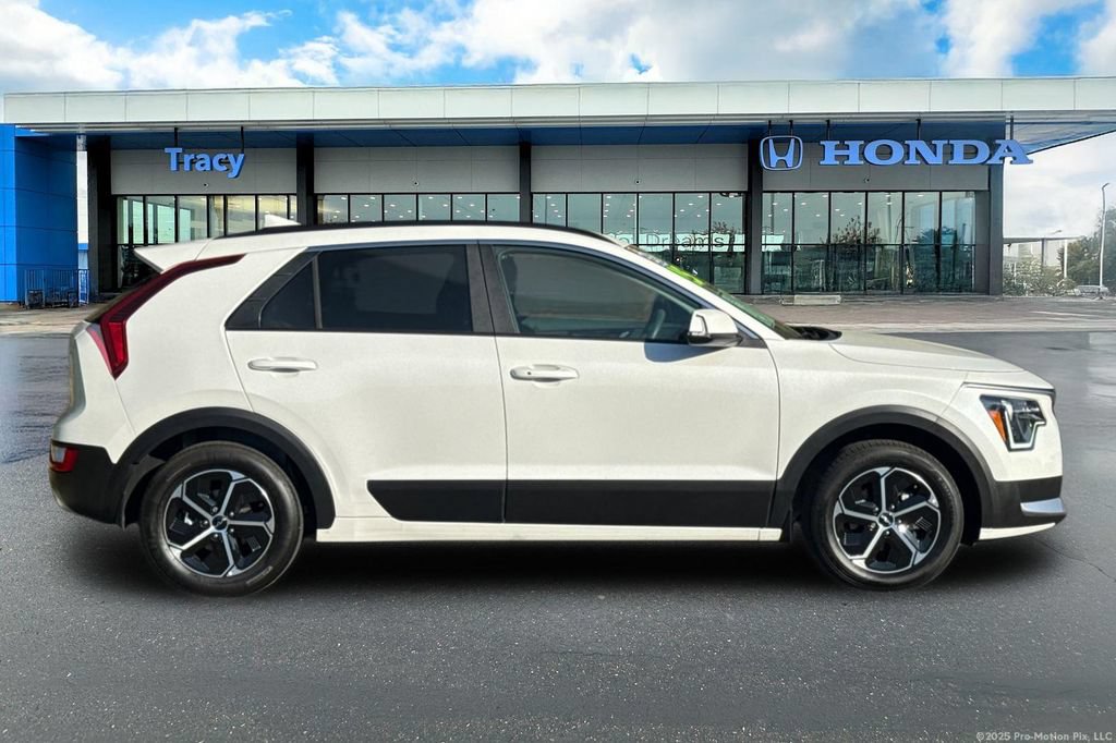 Used 2025 Kia Niro EX FWD image 4