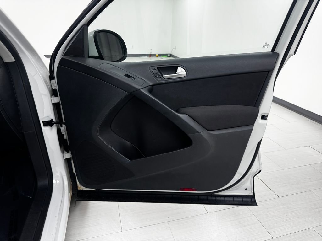 Used 2017 Volkswagen Tiguan S image 12