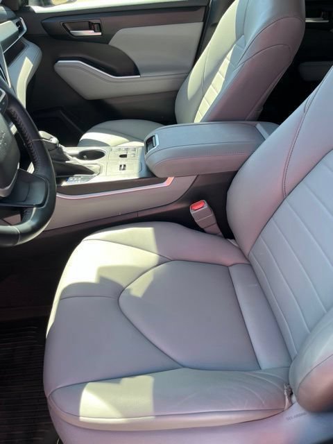 Used 2023 Toyota Highlander XLE FWD image 13