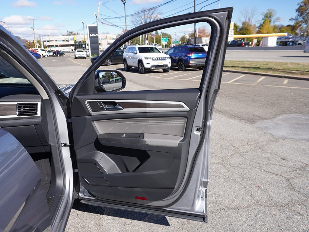 Used 2023 Volkswagen Atlas SE image 23