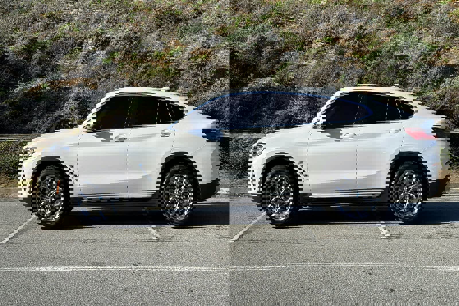 Used 2024 BMW X4 xDrive30i w/ Premium Package image 9