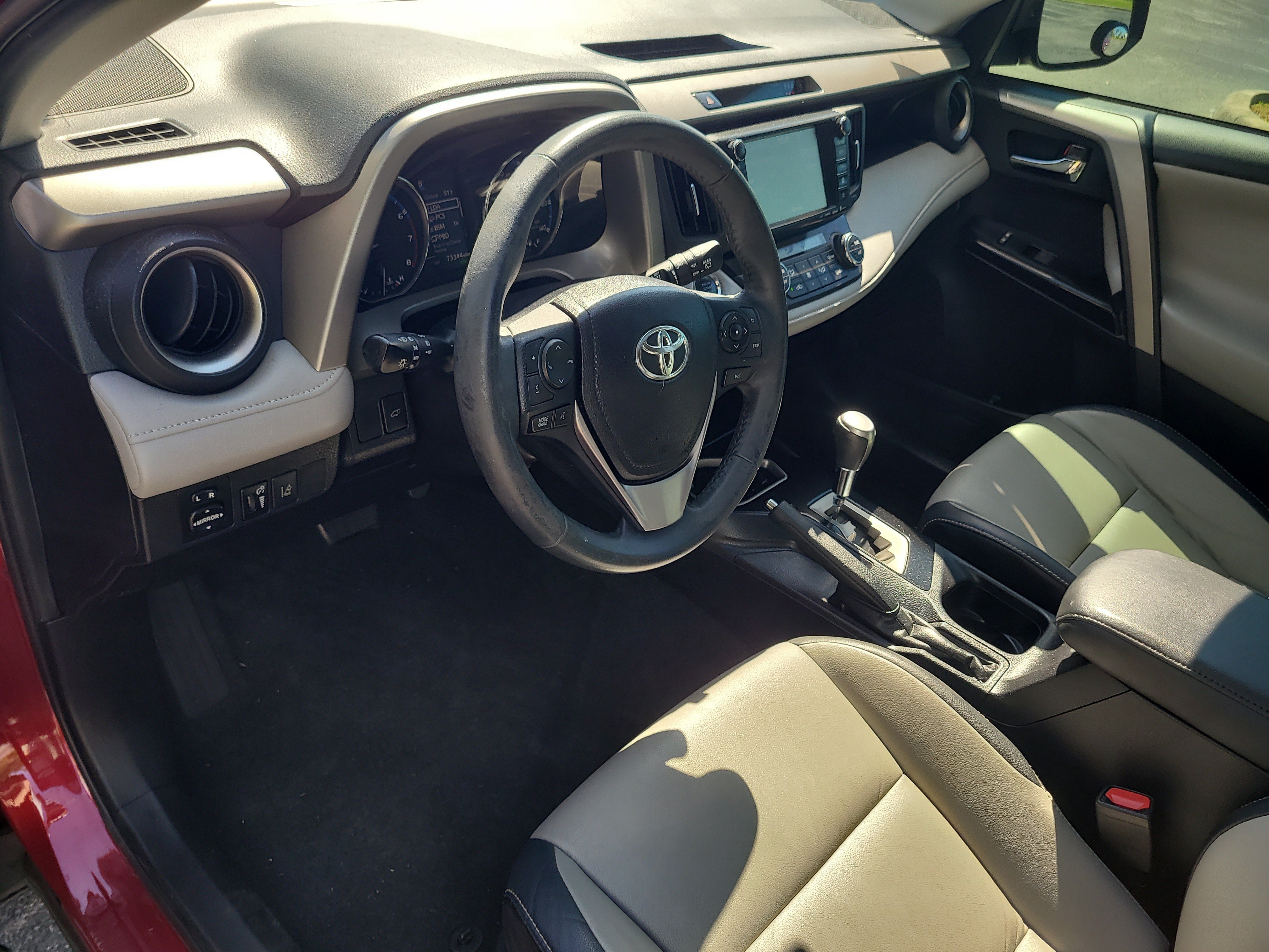 Used 2018 Toyota RAV4 Limited FWD image 19