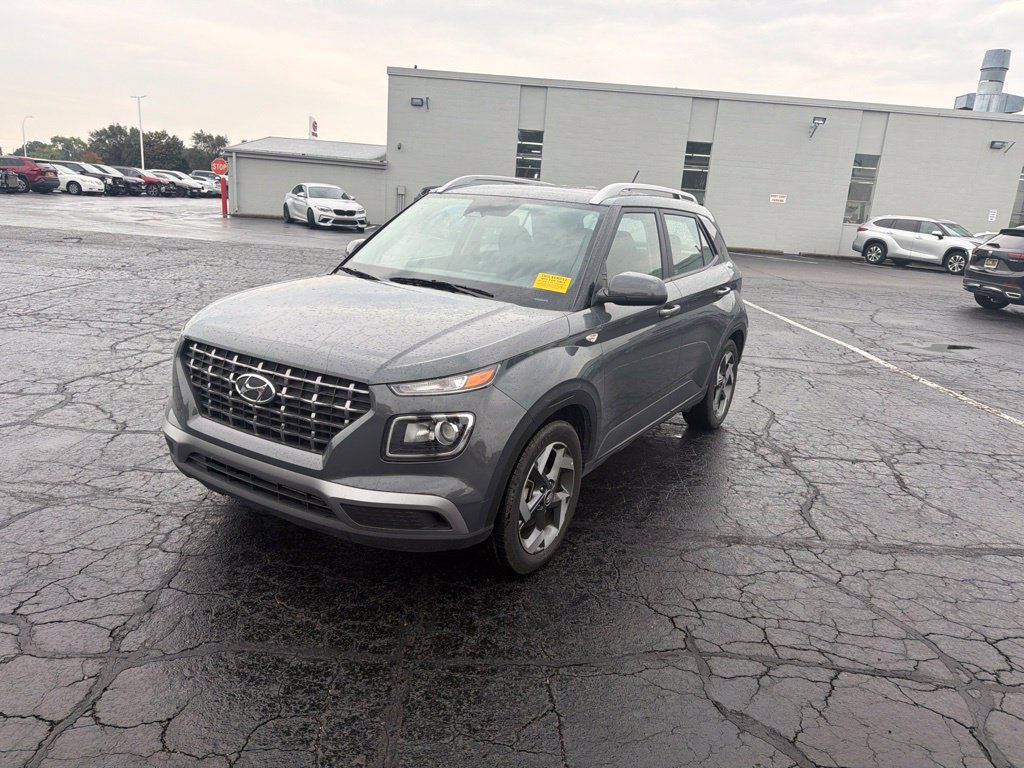 Used 2025 Hyundai Venue SEL FWD image 2